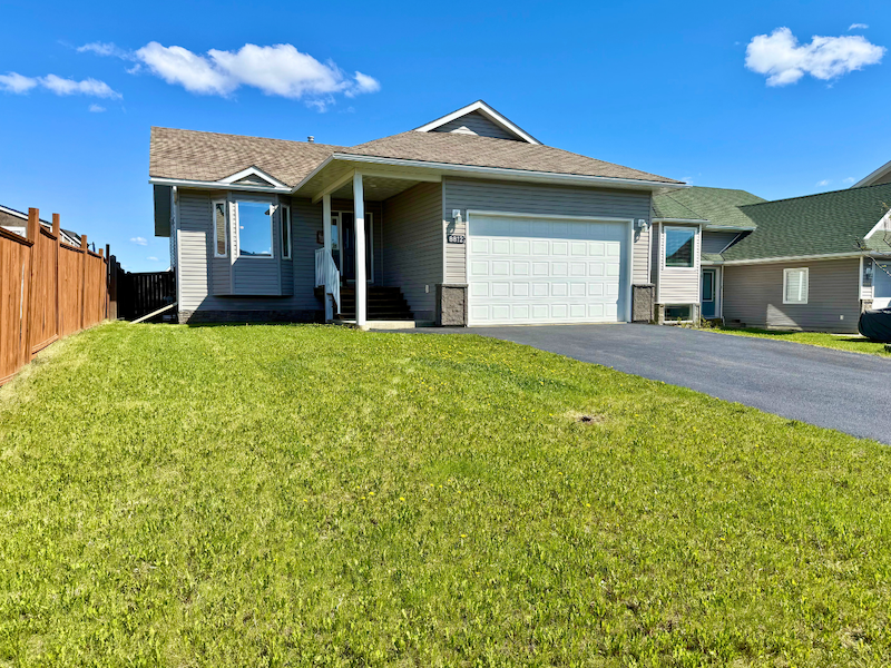 Beautiful House In Panorama Ridge - Potential For 2 More Bedrooms!